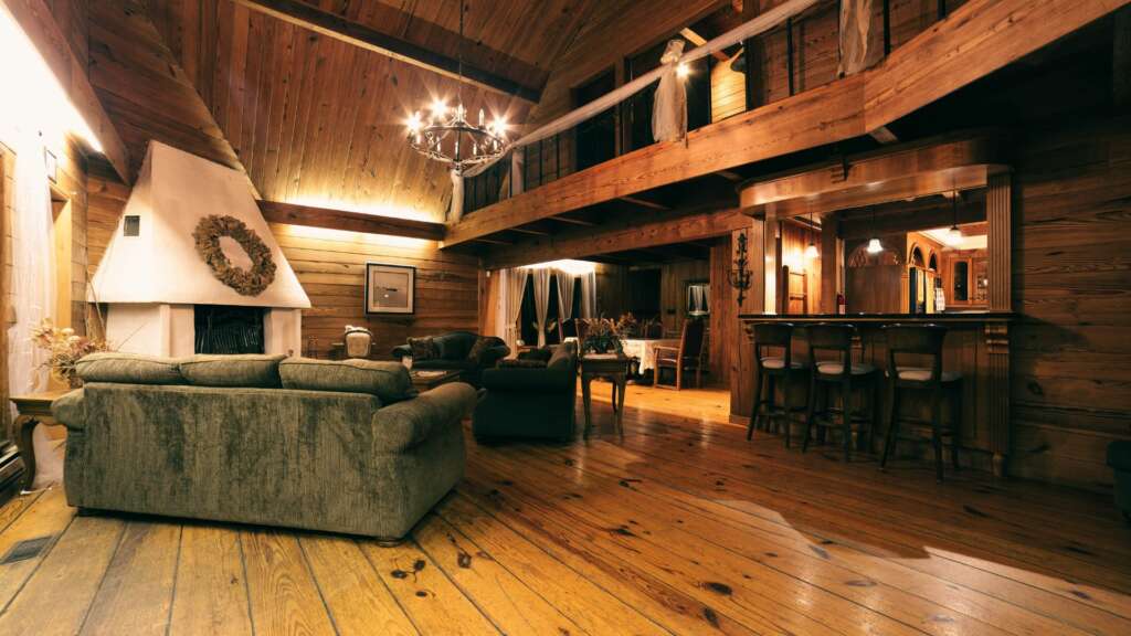 interior casa din lemn cu buget mic
